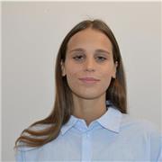 studentessa disposta ad aiutare gli studenti nei compiti e nello studio
