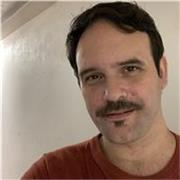 Profesor de Historia imparte clases a alumnos de todas las edades