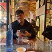 Universitario con poca experiencia, imparte las clases amenas 