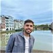Enfermero con el Master de formación al profesorado con ganas de compartir conocimientos con alumnos