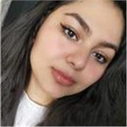 Mathe-Tutorin, die Schüler bis zum Pflichtschulabschluss begleitet.