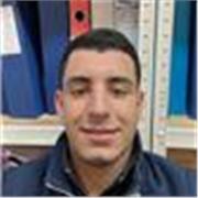ragazzo giovane e disponibile ad aiutare chiunque a studiare ed imprarare