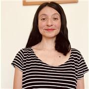 profesora de historia didáctica, maestra metodología waldorf, y con vasta experiencia enseñando tanto a niños como adultos