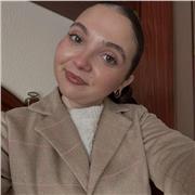 Titulada en el grado de traducción e interpretación en inglés e italiano con experiencia docente con niños desde los 3 a 12 años.