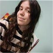 Soy una chica que ha estudiado educación infantil pero también me gusta enseñar mates a los más pequeños.