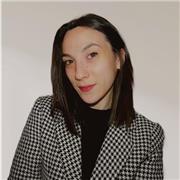 Sono una ragazza neolaureata in Chimica e Tecnologia Farmaceutiche, vorrei trasmettere ai ragazzi la bellezza della scienza con lezioni divertenti!