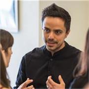 Designer creativo con oltre 20 anni di esperienza, guiderò il tuo percorso di apprendimento personalizzato su Adobe Photoshop e gli altri programmi della suite Adobe. Offro lezioni private online e in presenza (zona Prato, Firenze previo accordo) per tras