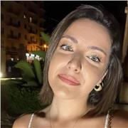 Studentessa di ingegneria Chimica e biochimica impartisce lezioni di biologia