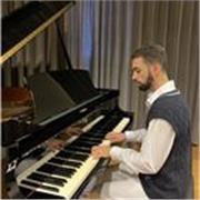 Soy Emerald Buxó, pianista y compositor formado en el Conservatorio del Liceu y en la ESMUC, con experiencia docente y escénica