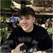 Profesor de matemáticas imparte clases a niños de ESO y Bachillerato