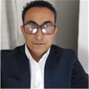 Profesor de Español imparte clases a niños y adultos