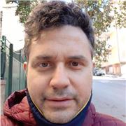 Offro lezioni di chitarra , in particolare insegno gli accordi base e da subito a suonare le canzoni che piacciono al discepolo