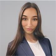 Me defino como una persona responsable, paciente y cercana. Me gusta trabajar con niños porque disfruto enseñándoles.