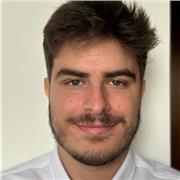 Graduado en astrofísica en Inglaterra, clase en español e inglés