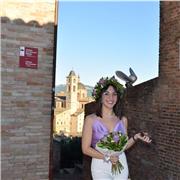 Laureanda magistrale in biologia molecolare e cellulare impartisce lezioni di biologia per studenti di vario grado