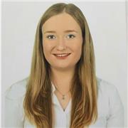 Maestra titulada en Educación Infantil, con experiencia en el cuidado de niños de forma presencial.