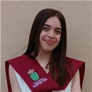 Alumna de tercero de biología da clases de esta asignatura para alumnos de primaria, la ESO y bachillerato
