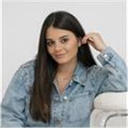 Profesora de marketing digital para estudiantes, con enfoque práctico