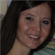 Studentessa di giurisprudenza impartisce lezioni di diritto per studenti liceali