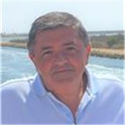 Ingeniero da clases de inglés y ciencias hasta alumnos de Bachillerato y primero de Universidad