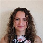 profesora que imparte clases de nivel de educación primaria