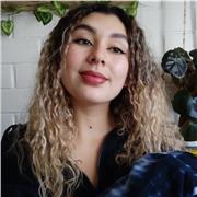 Profesora de Educación Diferencial dicta clases a niñas/os de todas las edades