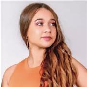 Estudiante universitaria de economía imparte clases de refuerzo pedagógico a niños de primaria