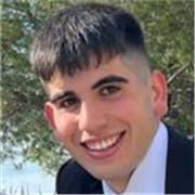 Me defino como una persona paciente y abierto a cada niño. Me gustan más los grandes de primaria pero no me importa el curso.