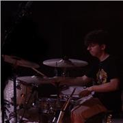 Giovane Ragazzo impartisce lezioni di Batteria e Pianoforte per bambini, ragazzi o adulti agli inizi con lo strumento