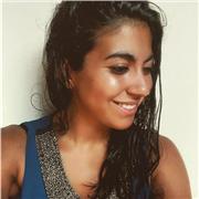 Laureata in giurisprudenza, giovane avvocato impartisce lezioni di diritto a studenti della scuola superiore o dell' università