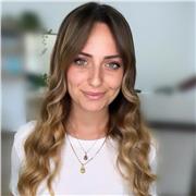 Insegnante di inglese, con esperienza di 6 anni, offro lezioni rivolte a tutte le età.