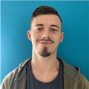 Ich unterrichte Englisch praxisnah und individuell, mit Fokus auf Sprechen, Verständnis und Selbstvertrauen im Alltag.