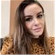 Diplomata al liceo classico con votazione di 100/100 e laureata con votazione di 110/110 con lode.