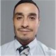 Maestro de apoyo escolar impartiendo clases y asesorías en línea para nivel secundaria y medio superior