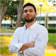 Profesor de matemáticas imparte clases a niños y adolescentes de todas las edades