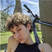 Chica joven da clases partuculares de alemán