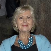 Insegnante di storia impartisce lezioni on line per alunni dei licei e del istituto secondario di secondo grado