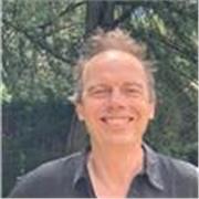 Profesor de francés con mucha cultura y experiencia.