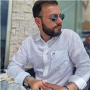 Laureato in business e management con esperienza decennale in UK Impartisce lezioni mirate e su misura a studenti e professionisti