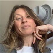 Insegnate di Fashion /tendenze moda si offre per guidare L allievo attraverso la analisi , ricerca e visualizzazione al fine di dargli gli strumenti per una una autonomia e personale cifra stilistica