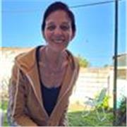 Instructora de yoga, ofrece clases virtuales de yoga y meditación