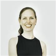 profesora de yoga da clases a todos los niveles