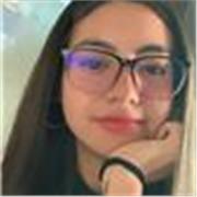 Profesora imparte clases a estudiantes de todas las edades