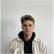 Soy traductor políglota y enseño idiomas de forma práctica y digerible a cualquiera que quiera hablar con confianza.