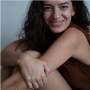 Offre lezioni di Teatro,Public Speaking, Improvvisazione. L'ironia è la lente da cui osserva il mondo. Coach presso l'azienda  VESTOPAZZOS.R.L  per la leadership e la comunicazione efficace