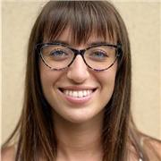 Laureata in comunicazione e diplomata in lingue insegna inglese per elementari/medie/liceo