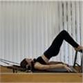 Clases de pilates suelo con elementos como mancuernas, gomas, softball, fitball y aro