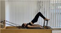 Clases de Pilates suelo con elementos como mancuernas, gomas, softball, fitball y aro