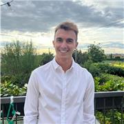 Istruttore sportivo offre lezioni di personal training ed educazione fisica