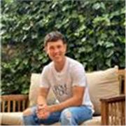 Joven con buen trato con niños/as y ganas de ayudar